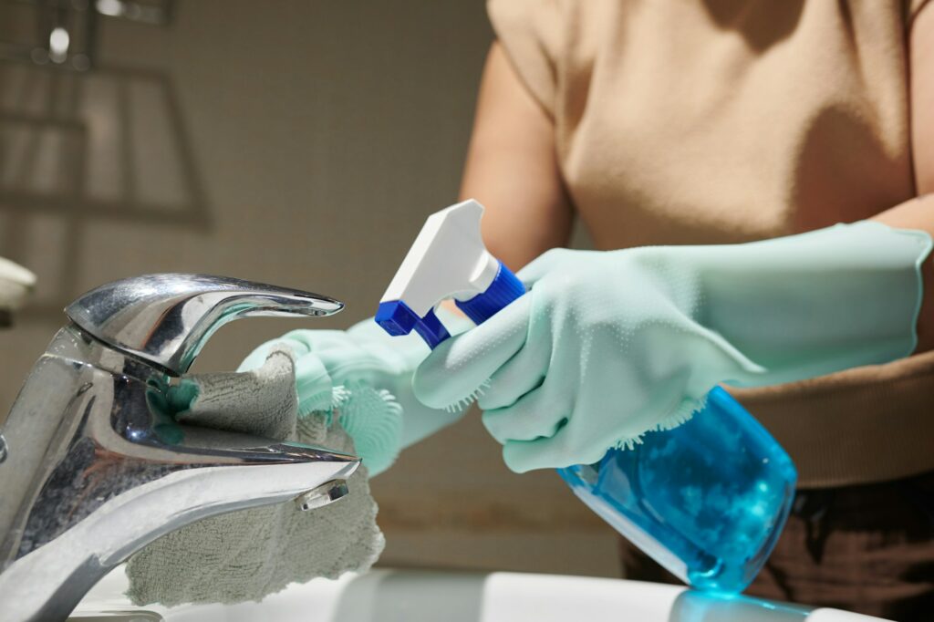 Cleaner Removing Hard Water Stains