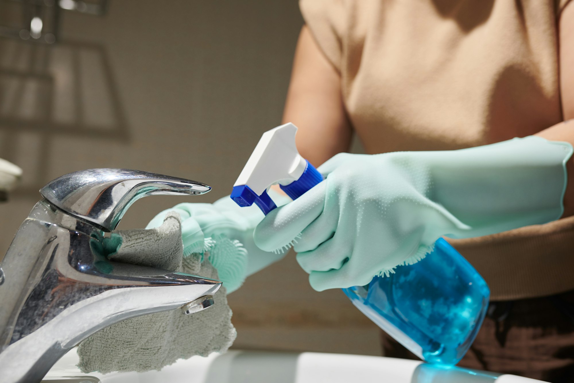 Cleaner Removing Hard Water Stains